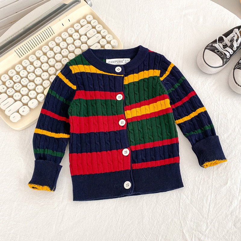 Winter Clothing Activities For Toddlers - Cardigan lavorato a maglia per bambini