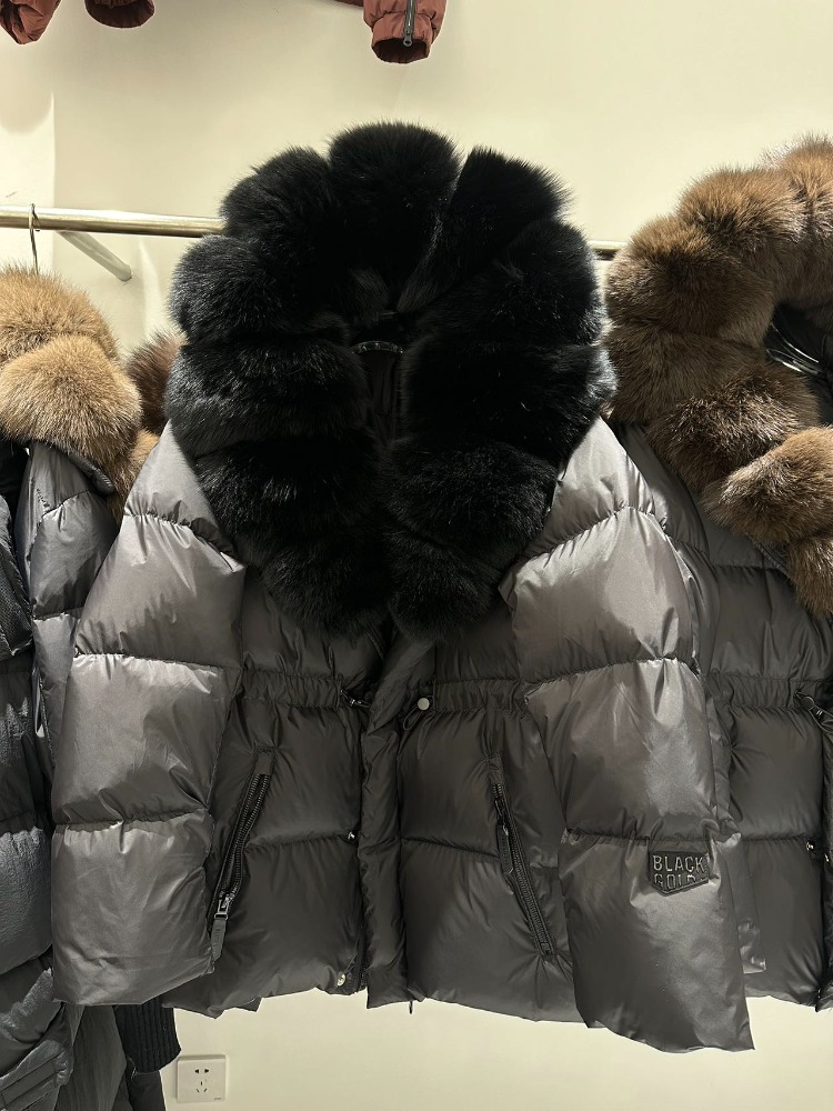 Giacca in pelliccia di realtà  - Winter Clothing Store recensione e prezzo